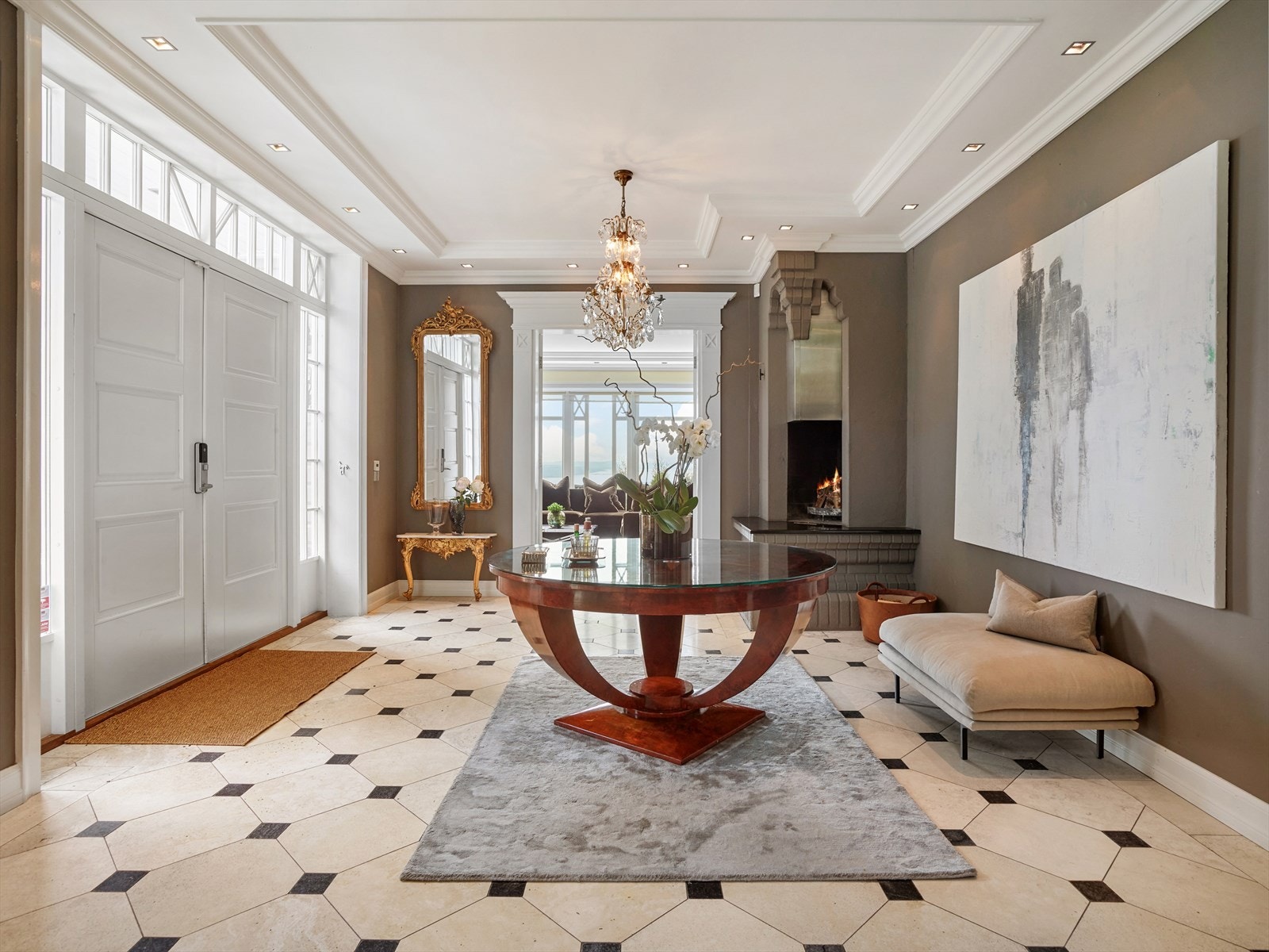 Lys og innbydende hall gir et godt førsteinntrykk av boligen. Galleribilde