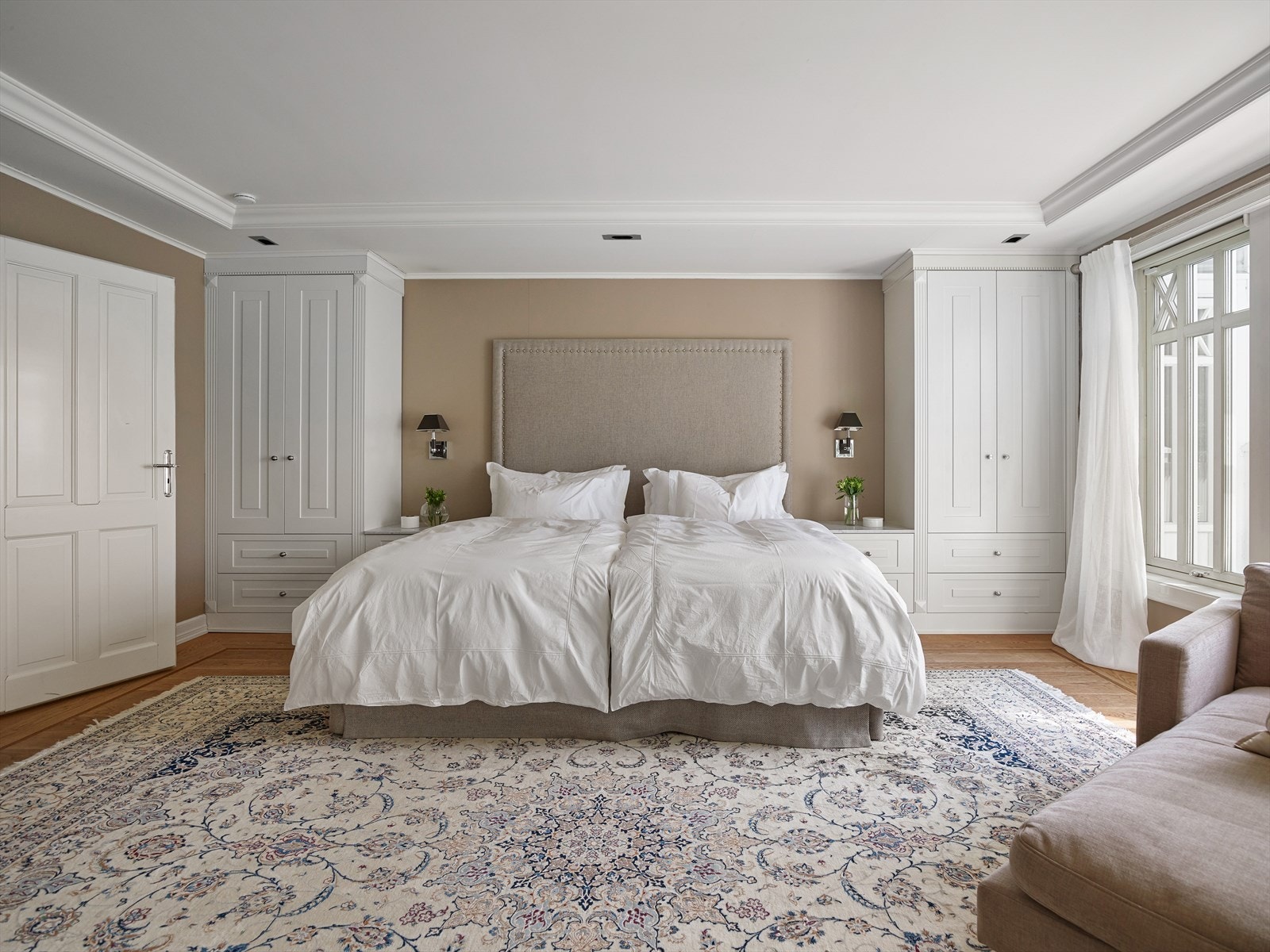 Hovedsoverommet er gjennomført med garderobeskap og nattbord fra Vegårdshei. Carrera topp på nattbordene. Galleribilde