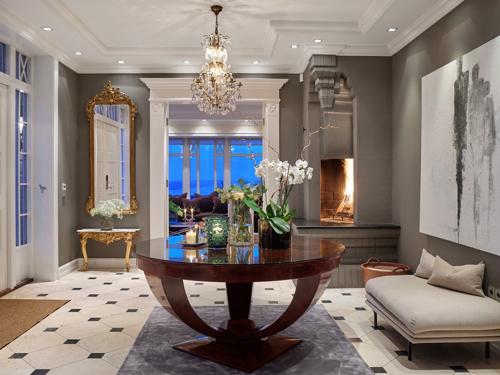 Stemningsfull og varmende peis. Galleribilde