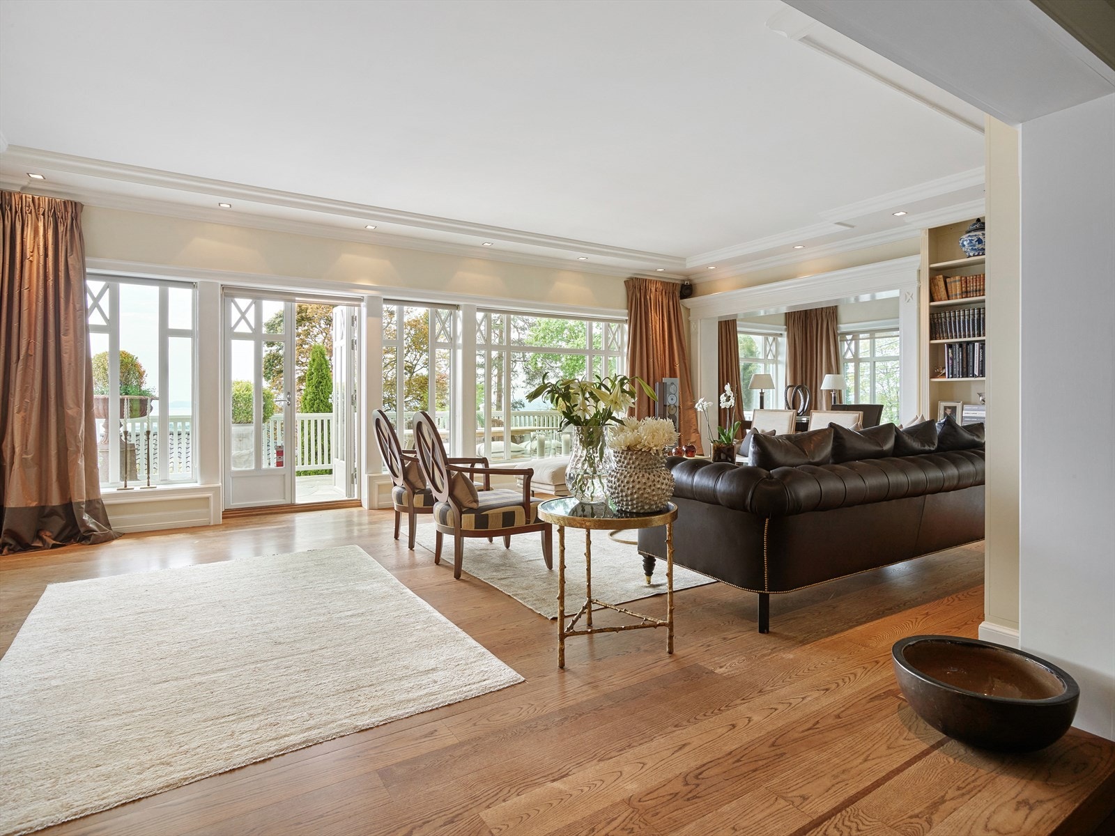 Stuen er gjennomført i duse toner, med lekre detaljer som downlights i himlingen. Galleribilde