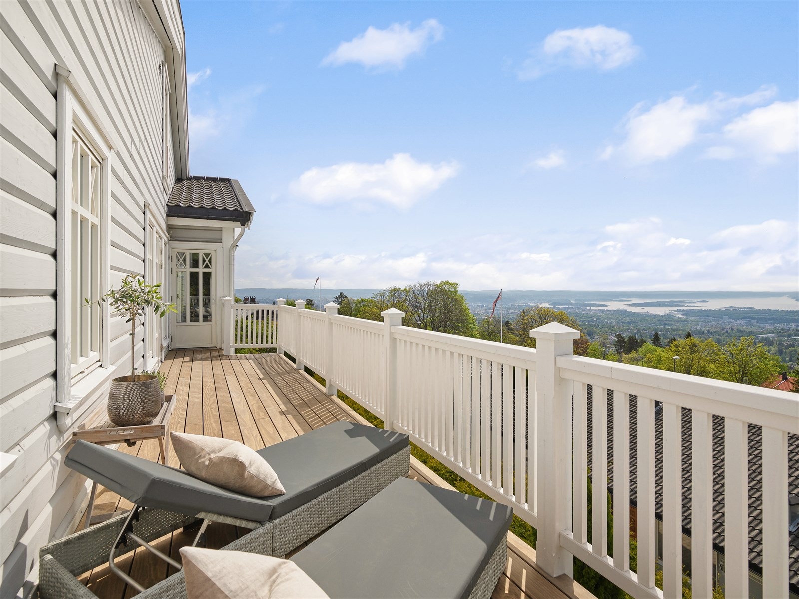 Solrik uteplass med panoramautsikt over Oslo. Galleribilde