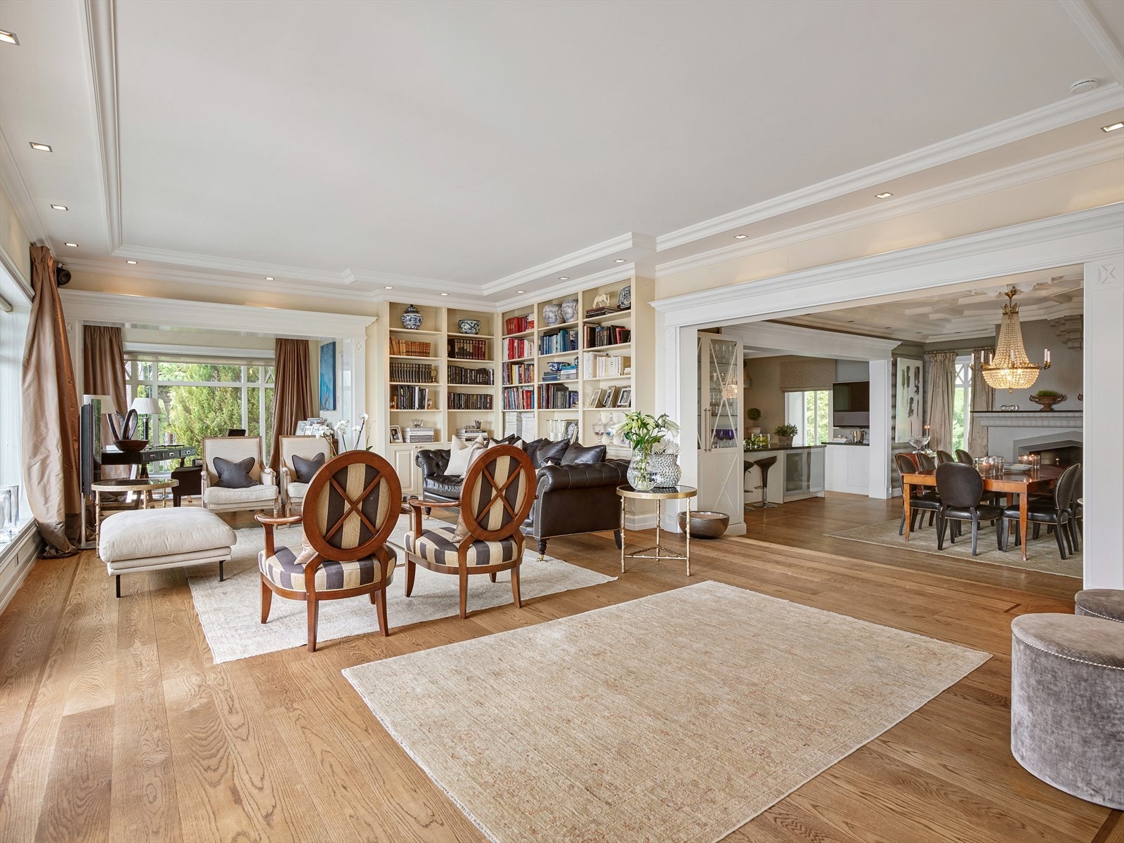 Hovedstuen er svært romslig, med plass til store sosiale lag. Galleribilde