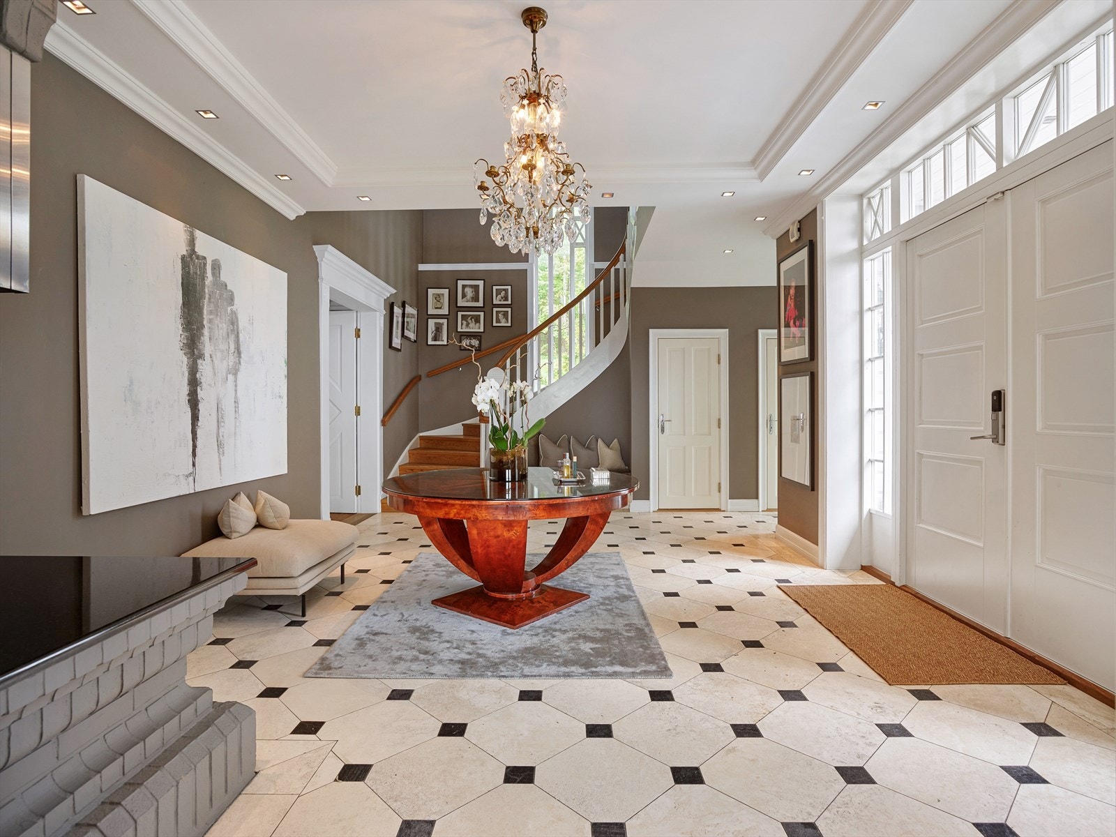 Lekker hall utført i moderne materialvalg med klassiske detaljer. Galleribilde