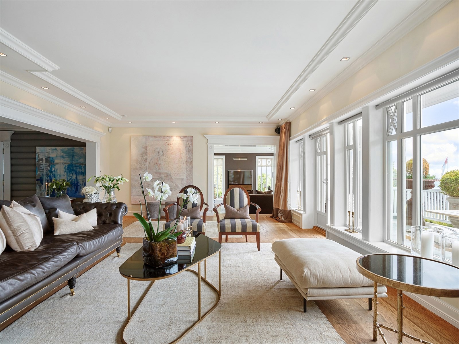 Den naturlige oppdelingen av boligen gir god romfølelse i alle rom. Galleribilde