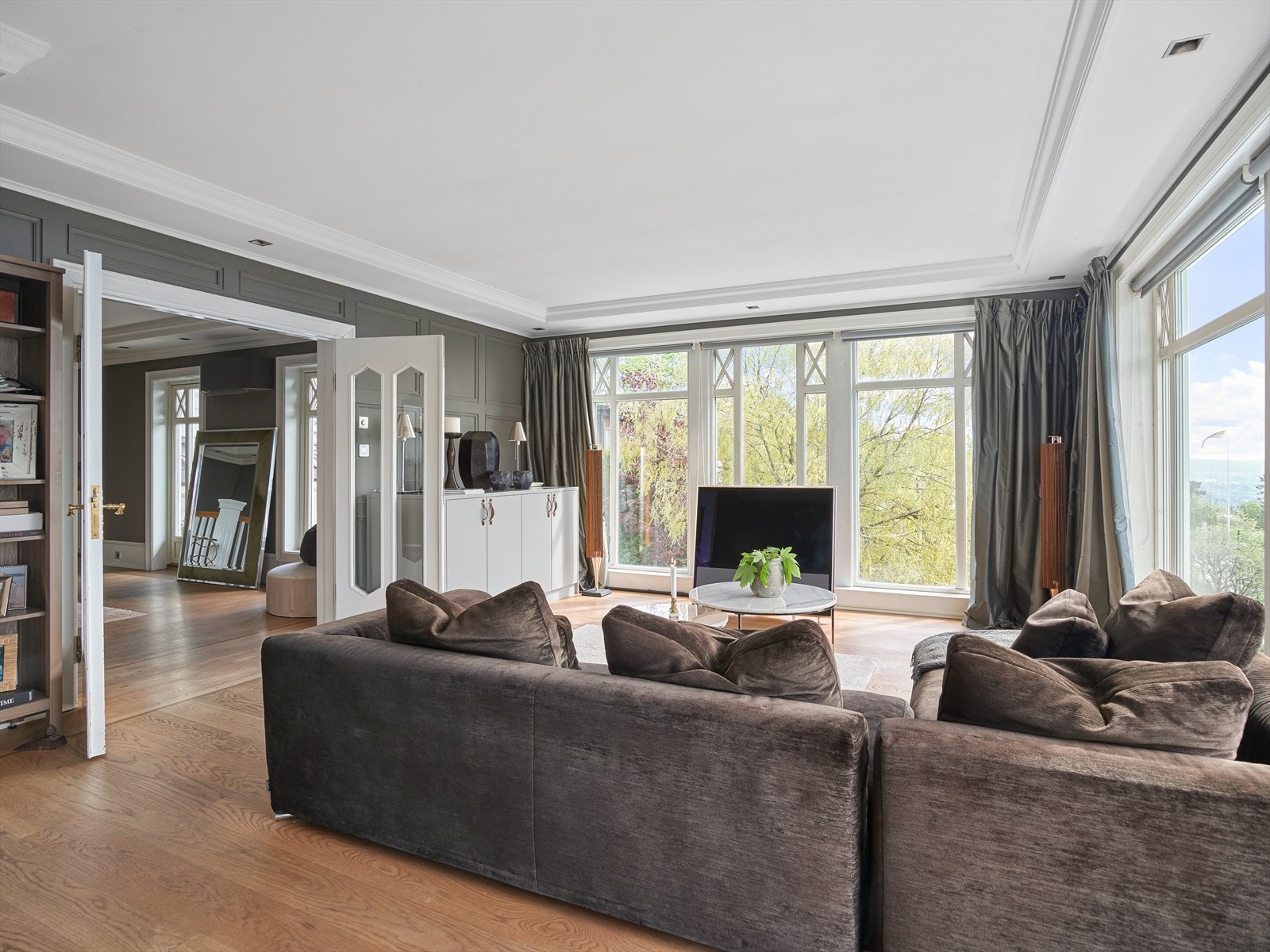 Klassiske doble dører skiller hallen fra tv-stuen. Galleribilde