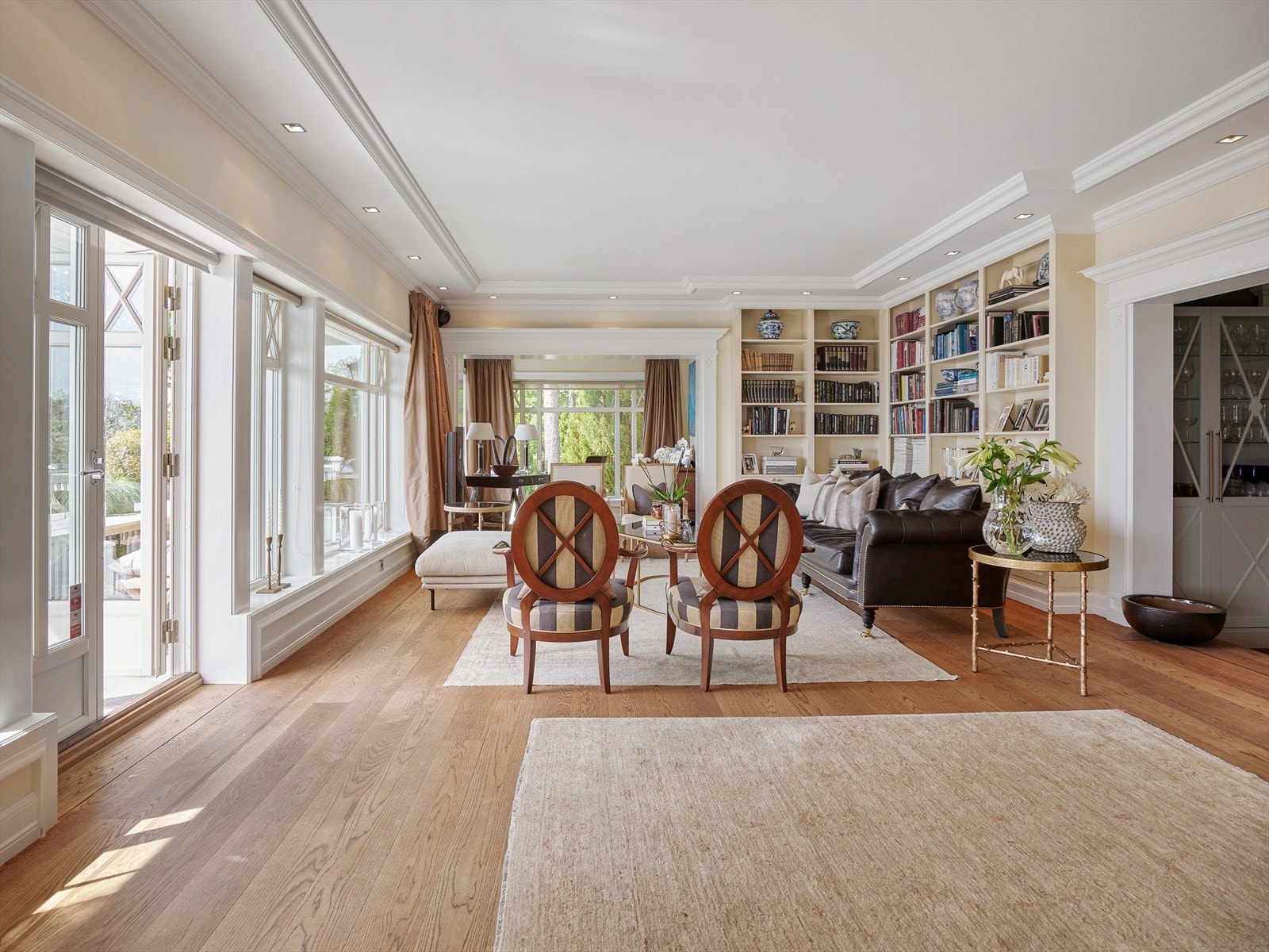 Stuen har adkomst til uteplass. Galleribilde