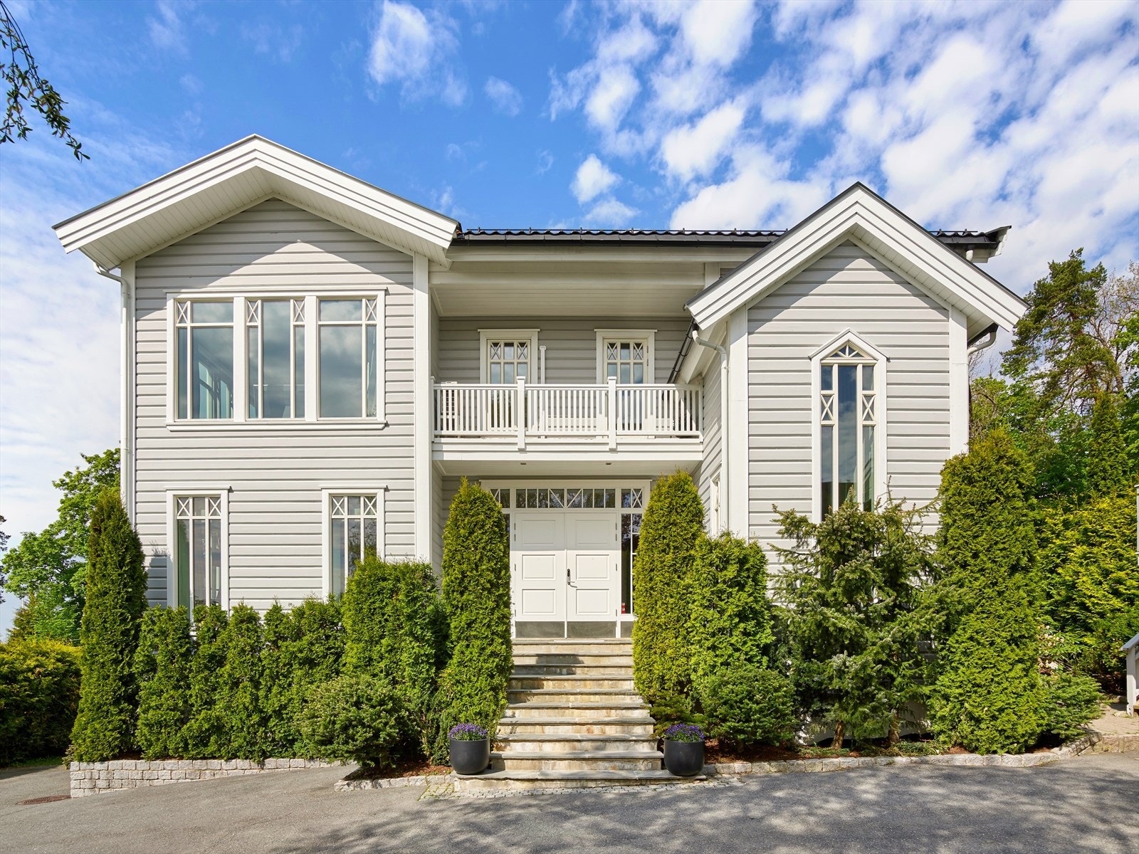 Arkitekttegnet inngangsdør av Finn Sandmæl. Galleribilde