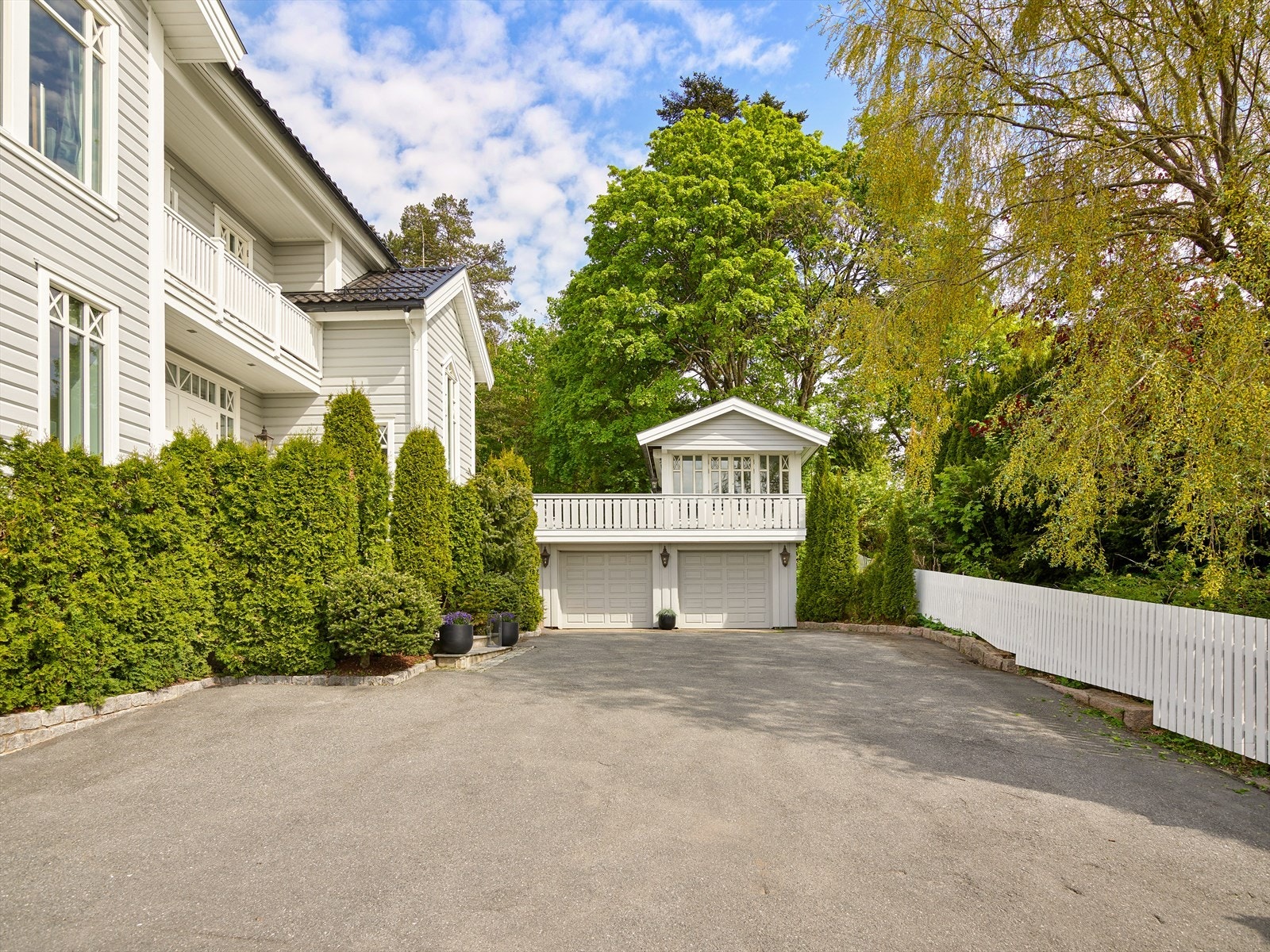 Gode parkeringsmuligheter på egen tomt, samt i tilhørende dobbeltgarasje. Galleribilde