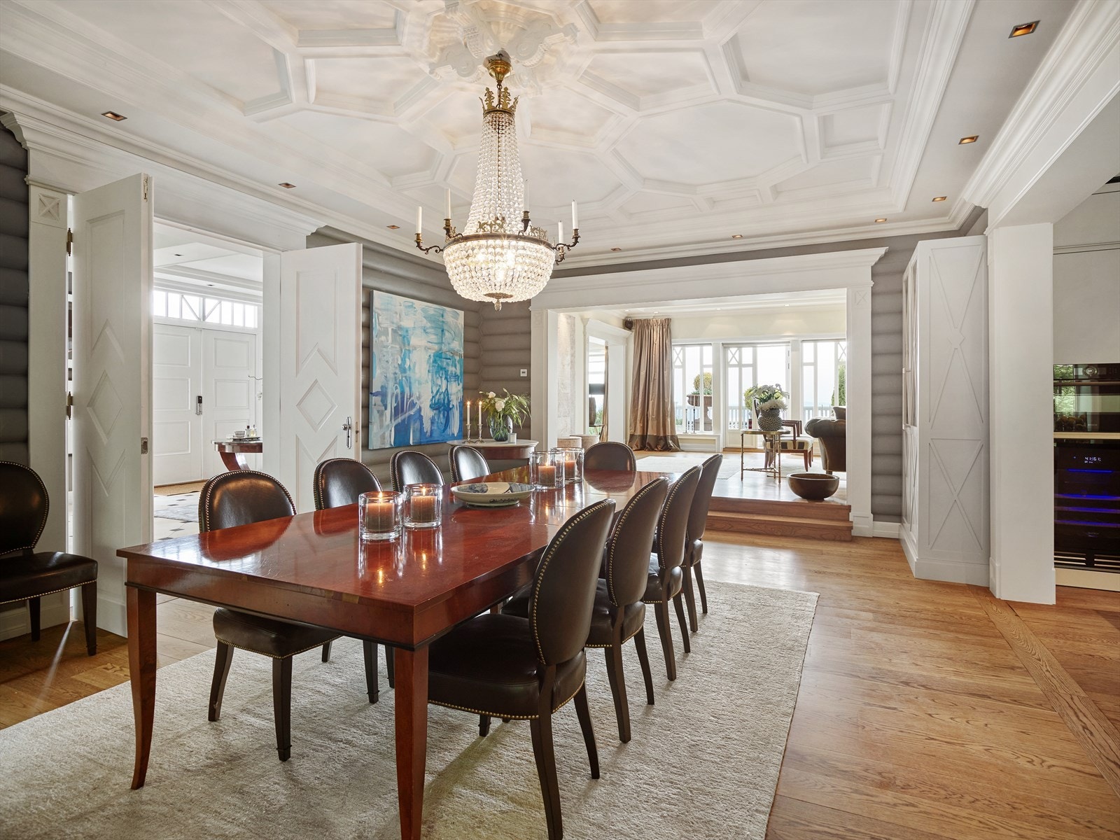 Spisestue med plass til langbord, her kan det dekkes til mange. Galleribilde