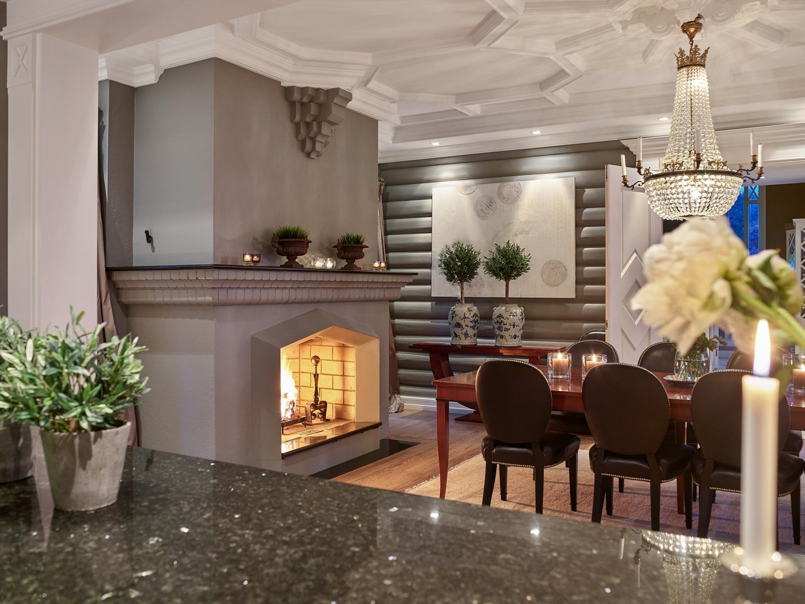 Peisen i spisestuen sørger for hyggelig stemning. Galleribilde