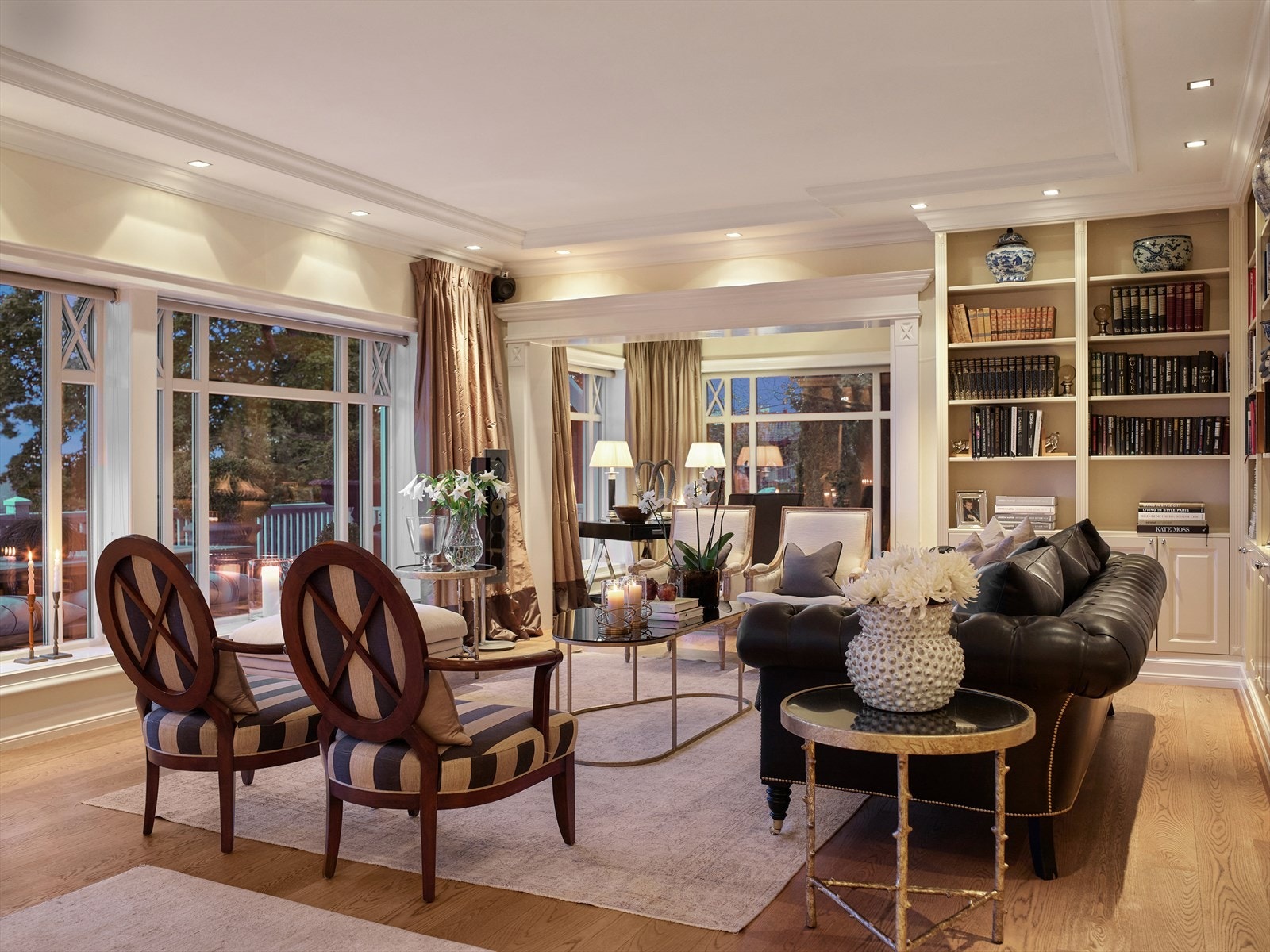 Vegårdshei bokhyller i stuen. Galleribilde