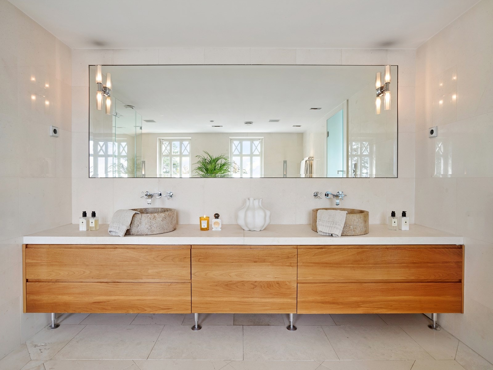 Dobbel servant og tykk benkeplate i marmor. Galleribilde