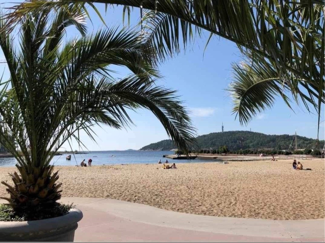 Kort gå avstand til bystranda Galleribilde