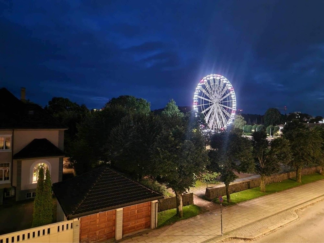 Utsikt fra stue-vindu og balkong Galleribilde