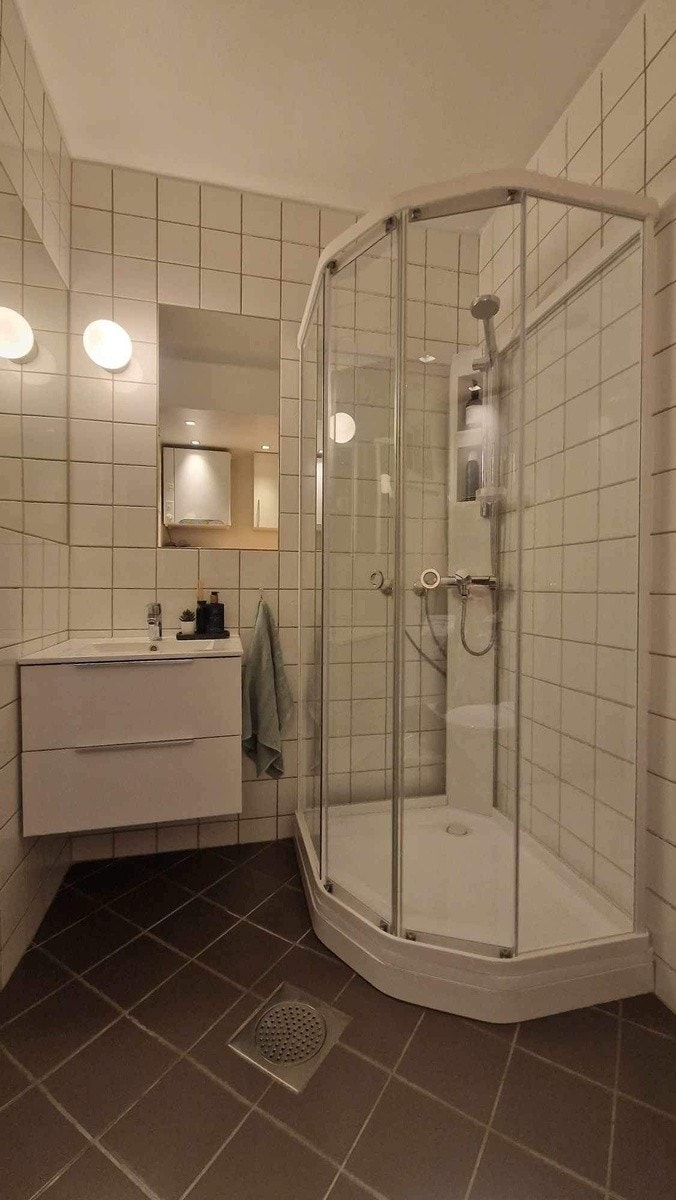 Pent bad med nytt dusj-kabinett fra Macro Design Galleribilde