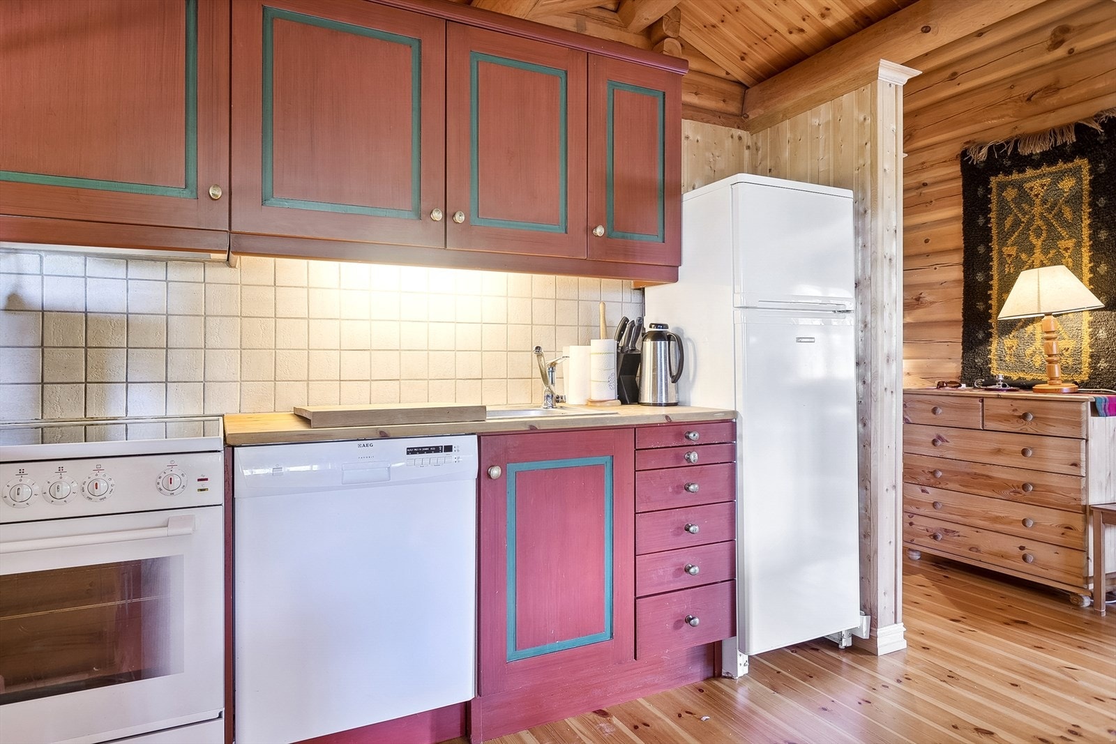 Hyttekjøkken med malte profilerte fronter. Galleribilde