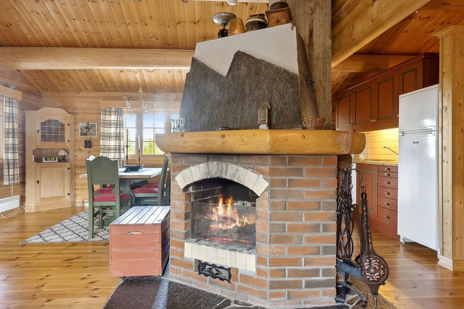 Stemningsfull peis varmer godt på kjølige kvelder. Galleribilde