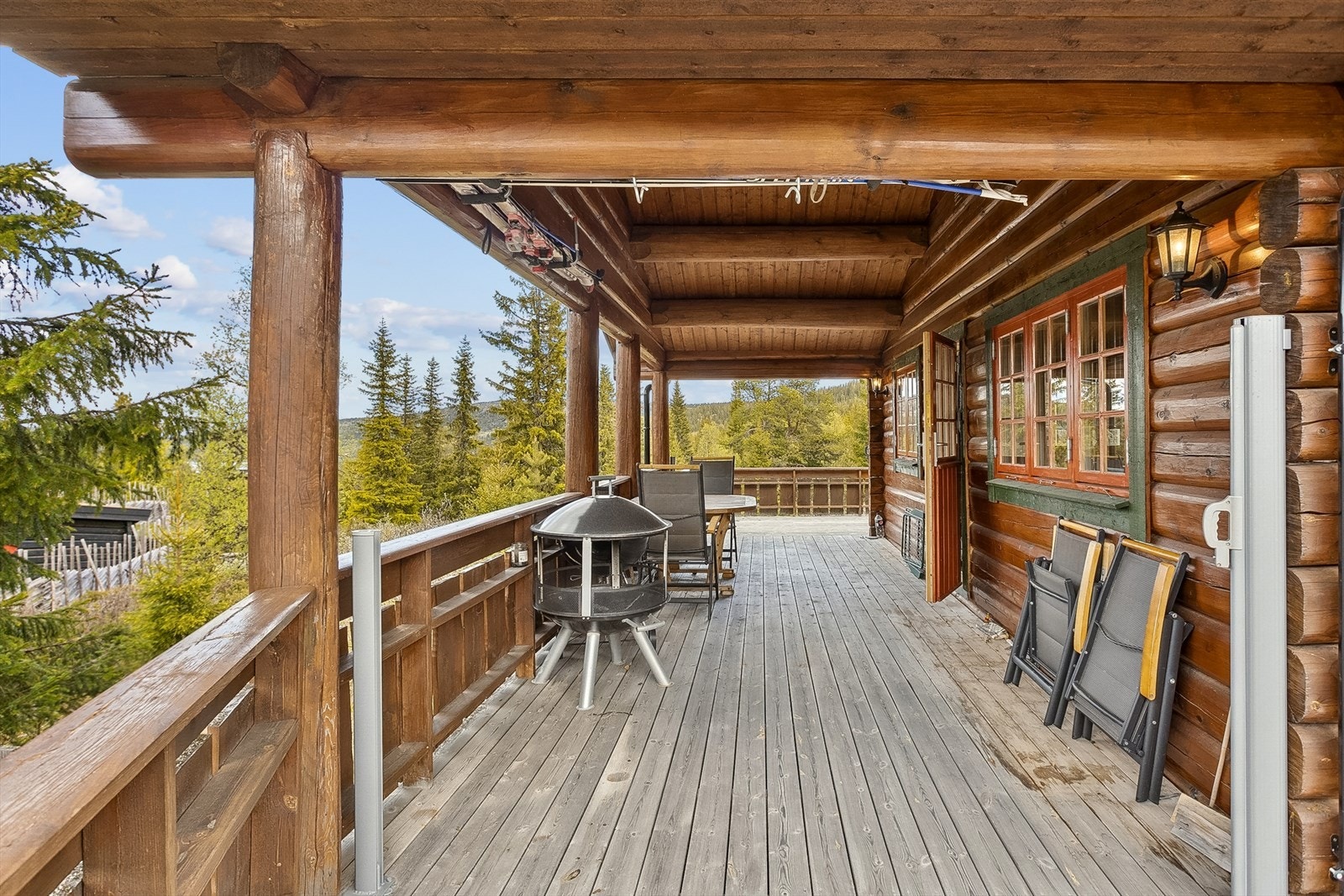 Lange sommerkvelder og grilling på terrassen. Galleribilde