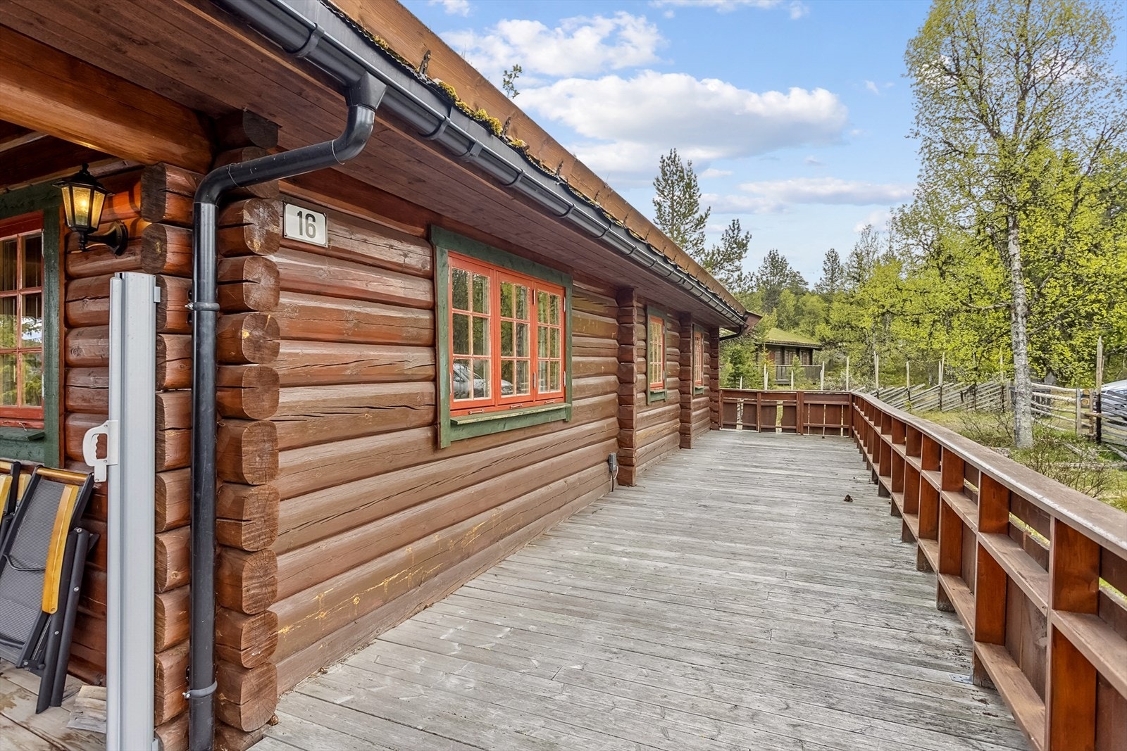 Terrasse på flere sider av hytta. Galleribilde