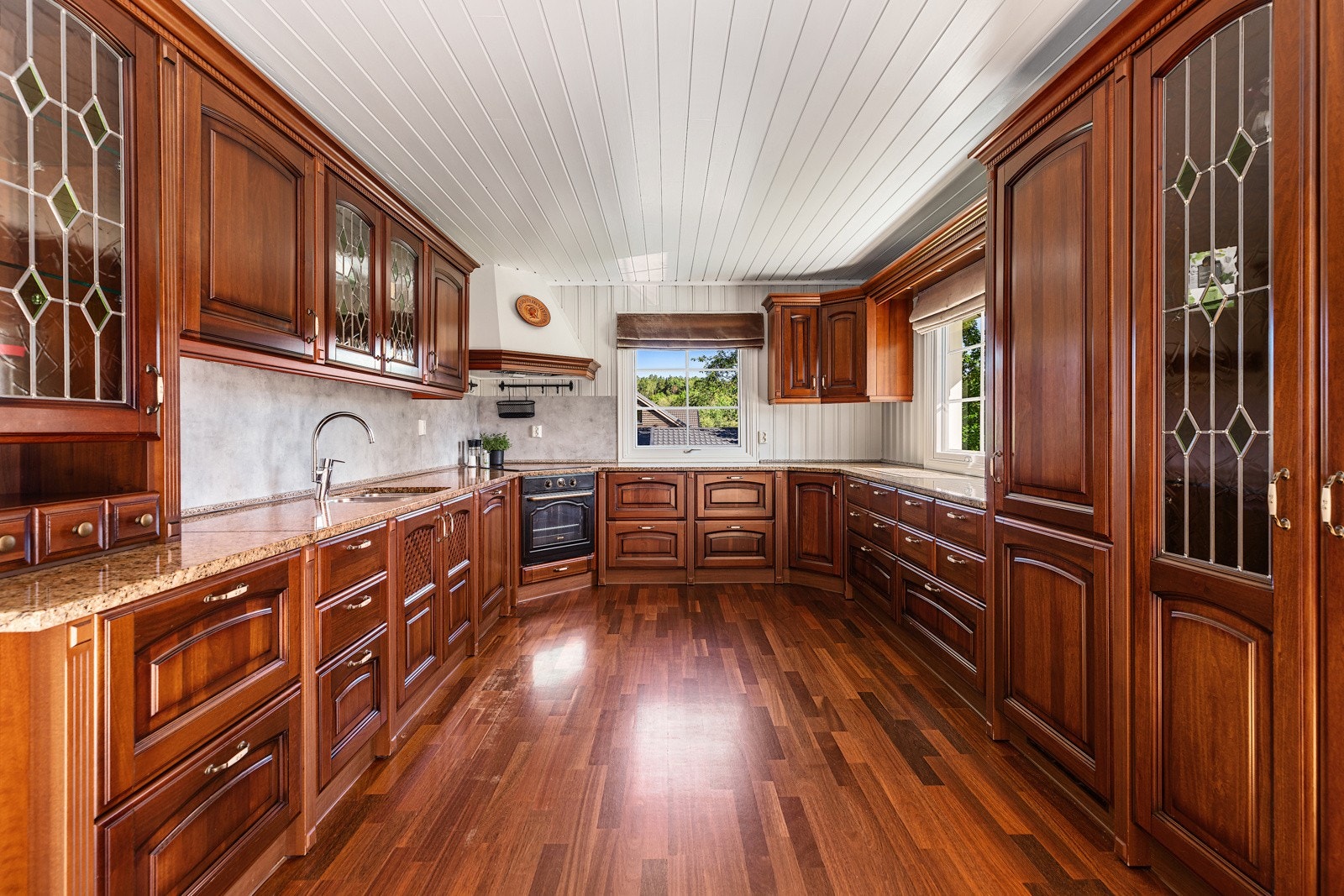 Kjøkken fra 2005 med granitt benkeplate Galleribilde