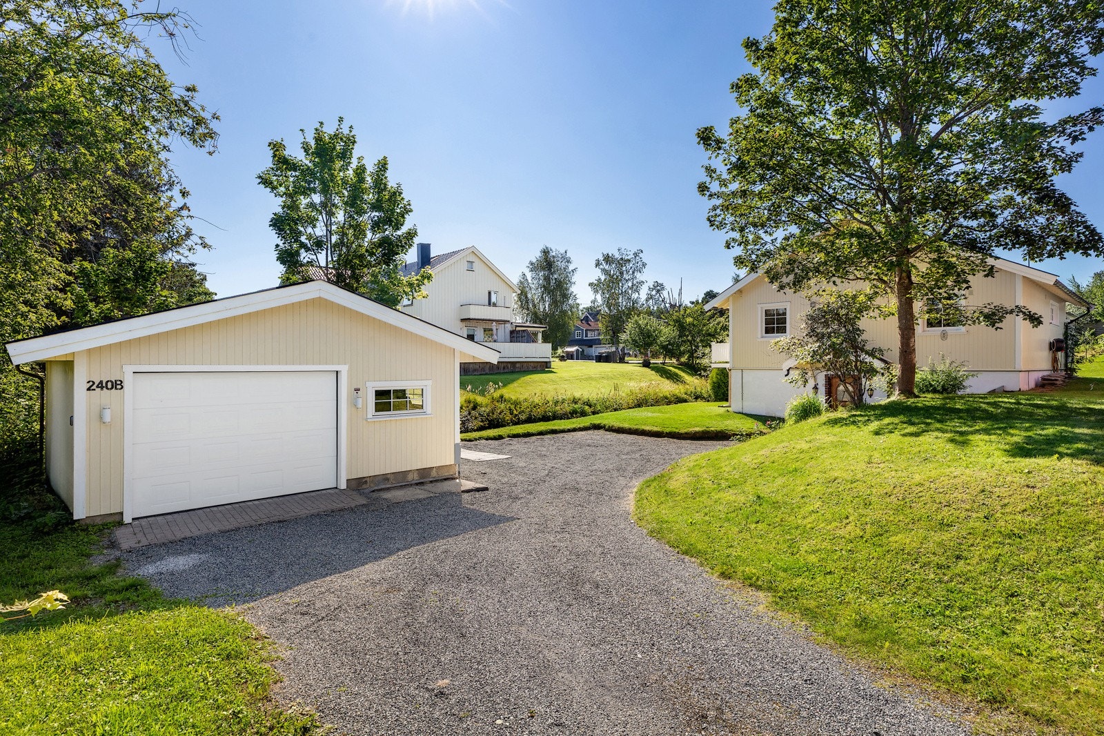 Parkering i garasje og på gårdsplassen Galleribilde