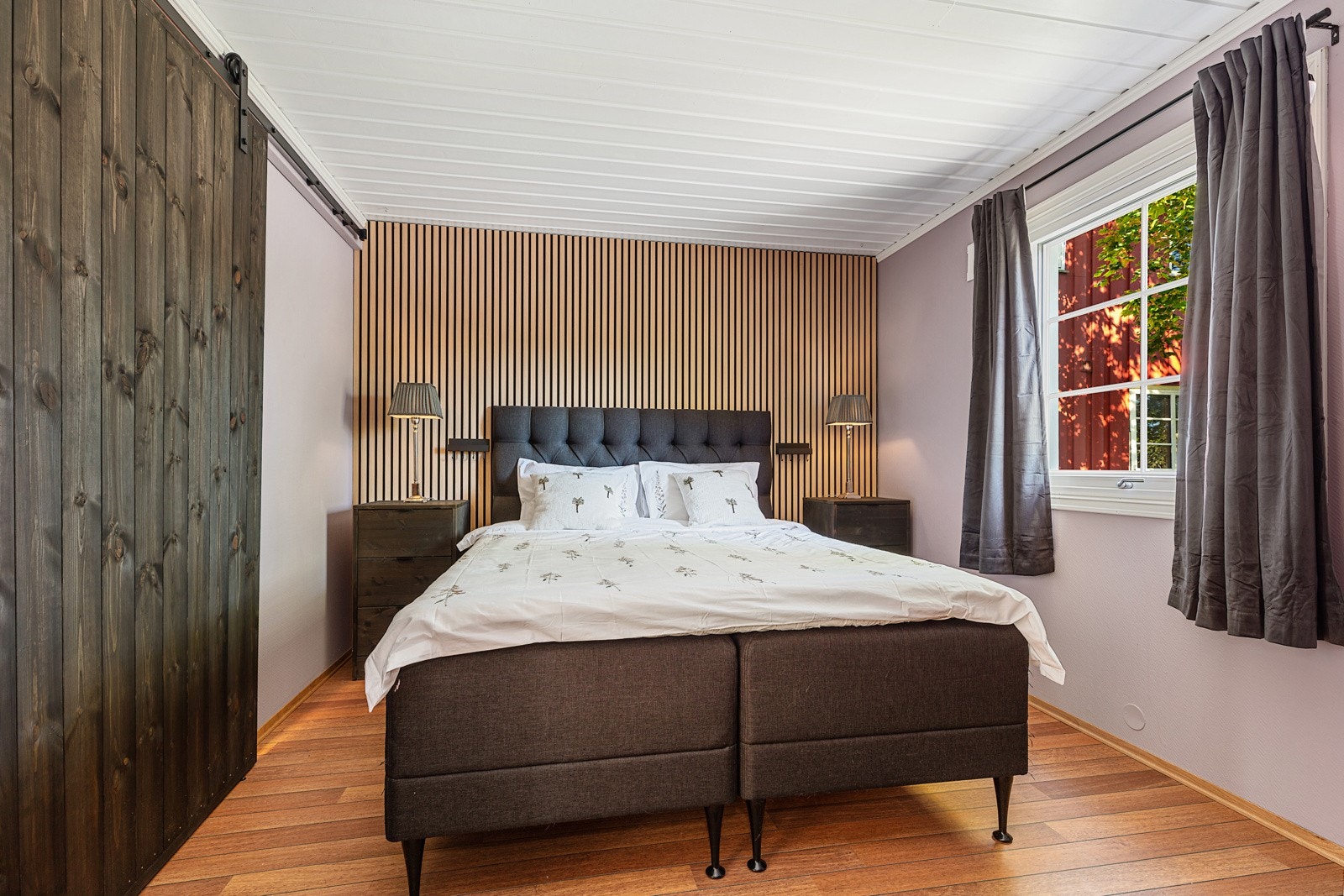 Soverom 1 med garderobe og bad Galleribilde