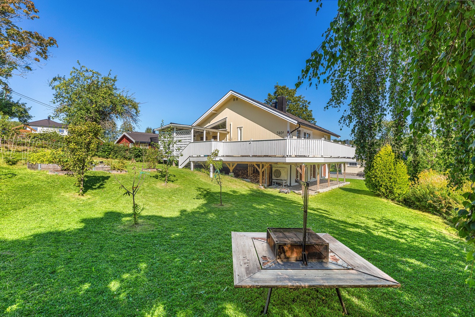 Opparbeidet og velstelt hage Galleribilde