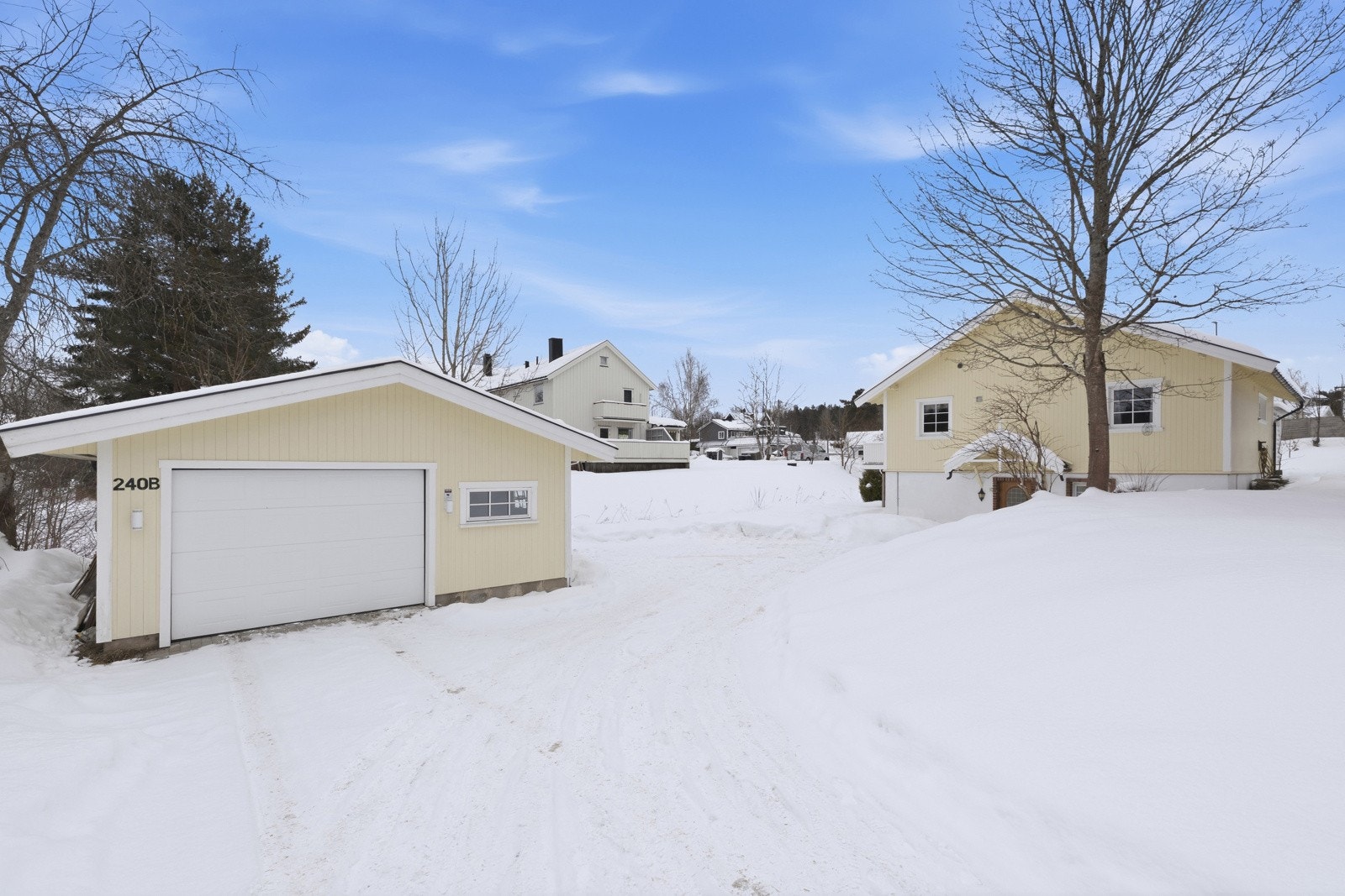 Det er parkering i garasje og på gårdsplassen Galleribilde