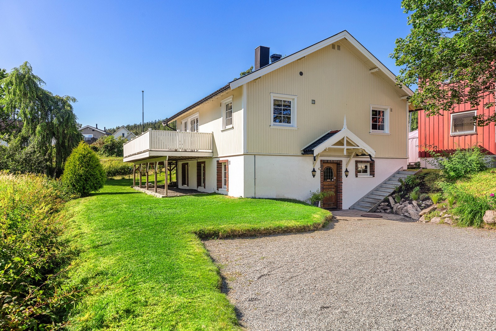 Gårdsplass med grus og belegningsstein Galleribilde