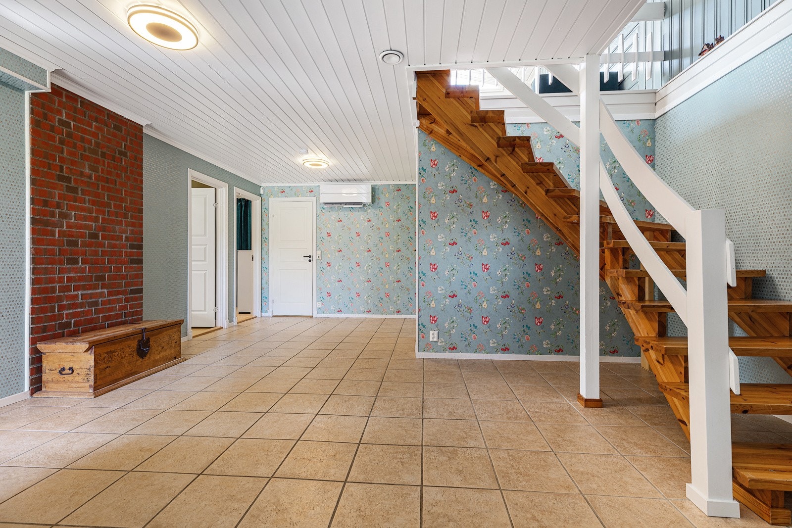 Varmepumpen har 2 innedeler, 1 i hall og 1 i stue Galleribilde