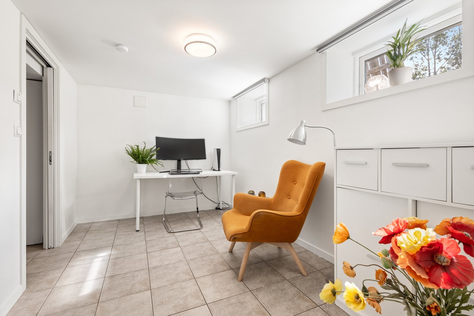 Megler har ikke mottatt godkjent bygningstegninger for deler av u.etg (rom innredet som kontor og soverom). Se mer under punkt "ferdigattest" i salgsoppgaven Galleribilde