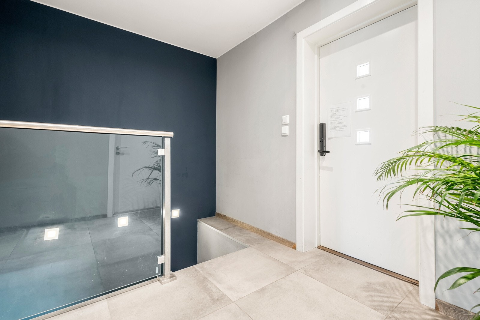 Gang med varmekabler og trapp ned til underetasjen Galleribilde