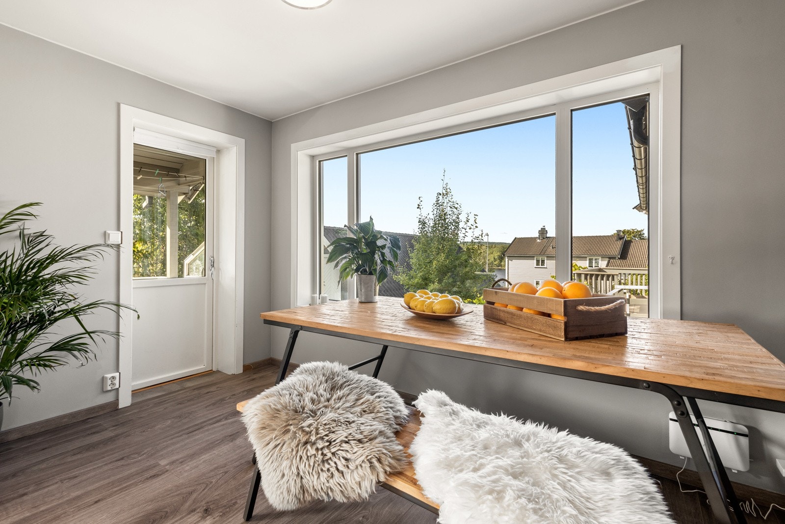 Stuen har god plass til både sofaseksjon, spsebord og tilhørende møblement Galleribilde