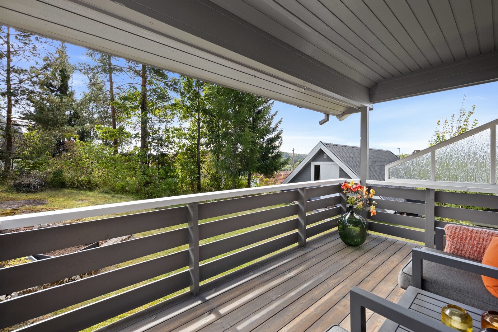 Utgang til koselig terrasse med adkomst til hage Galleribilde