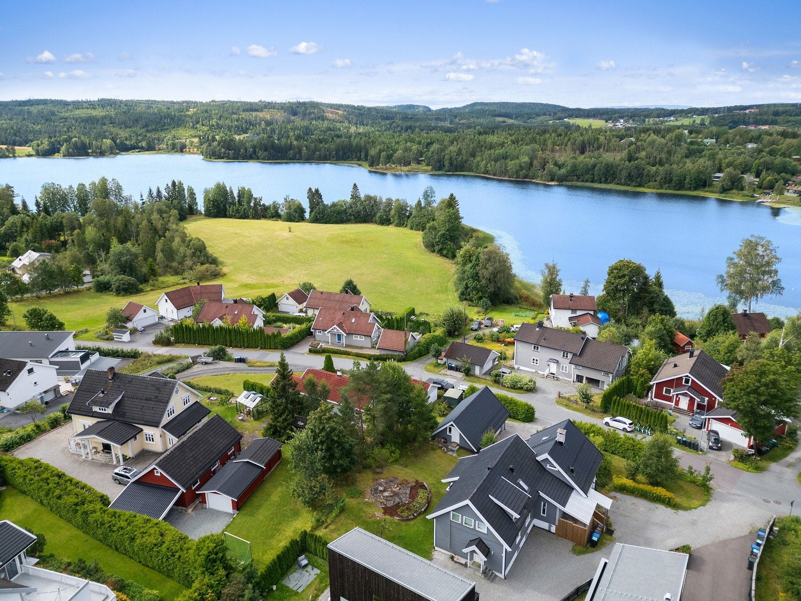 Fine bademuligheter i gangavstand fra boligen i Ulvennvannet og Nordvannet. Disse er også populære om vinteren for skøyting og isfiske Galleribilde