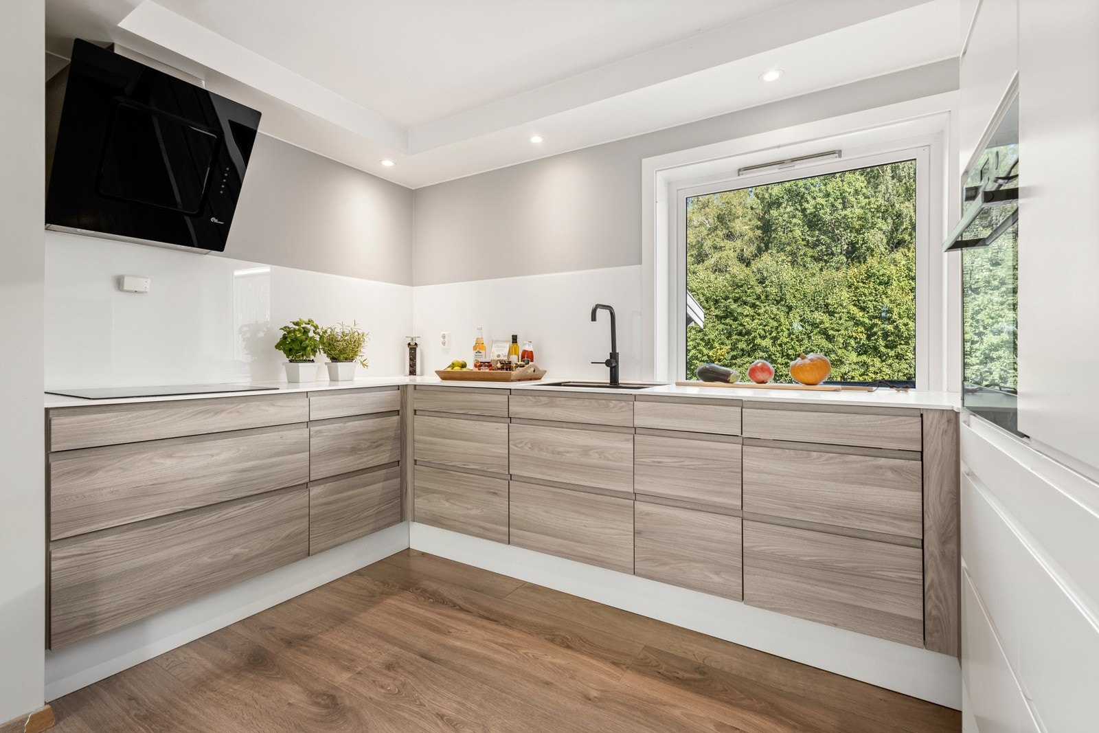 Moderne kjøkken med integrerte hvitevarer Galleribilde