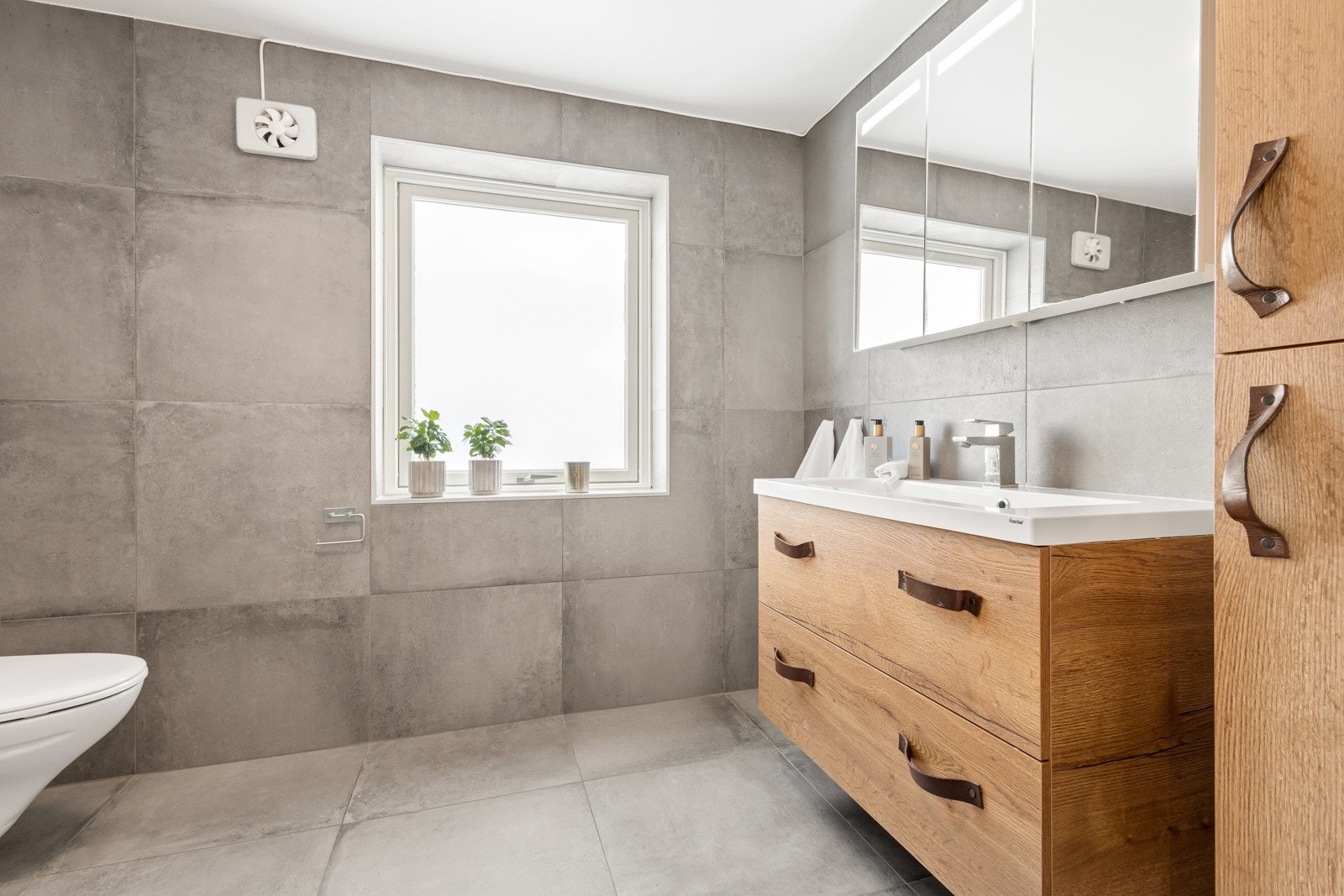 Pent baderom med bl.a. nye fliser og innredning fra 2018, underliggende membraner er fra 2006 Galleribilde