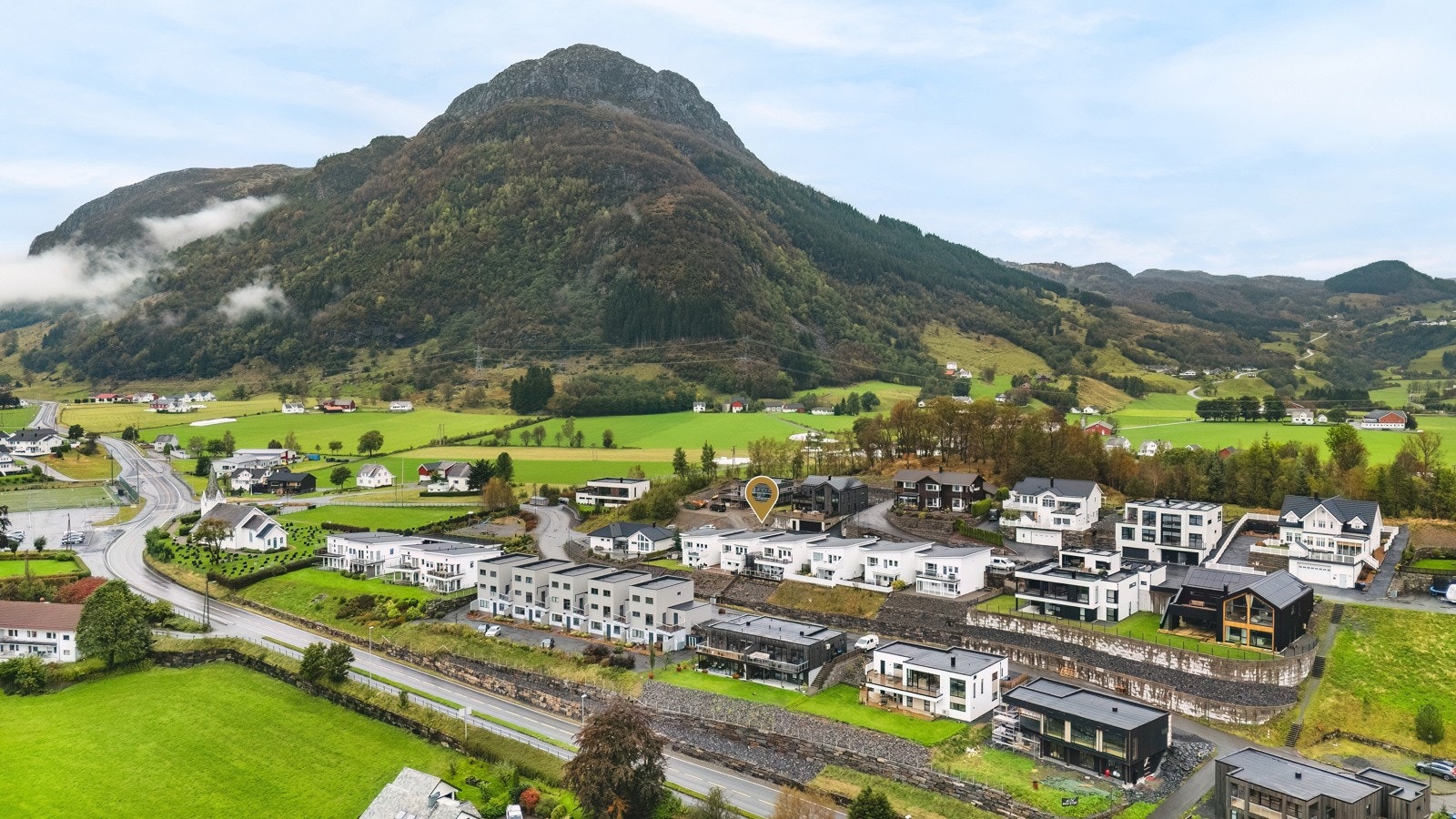 Boligen ligger høyt i terrenget med flott utsikt mot fjorden, sjøen og de majestetiske fjelltoppene. Galleribilde