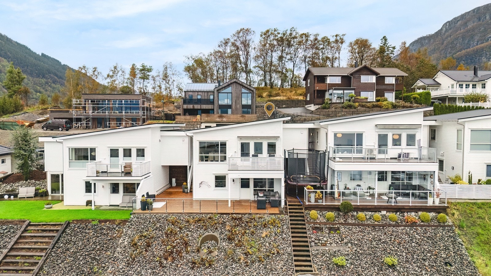 To hyggelige terrasser med flere soner for avslapning og sosialt samvær. Nyt flott utsikt, lune omgivelser og gode solforhold store deler av dagen. Galleribilde