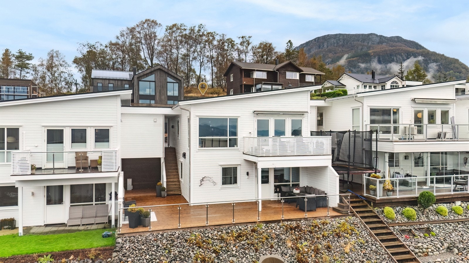 Innholdsrik enebolig i rekke som er innredet over to plan. Galleribilde