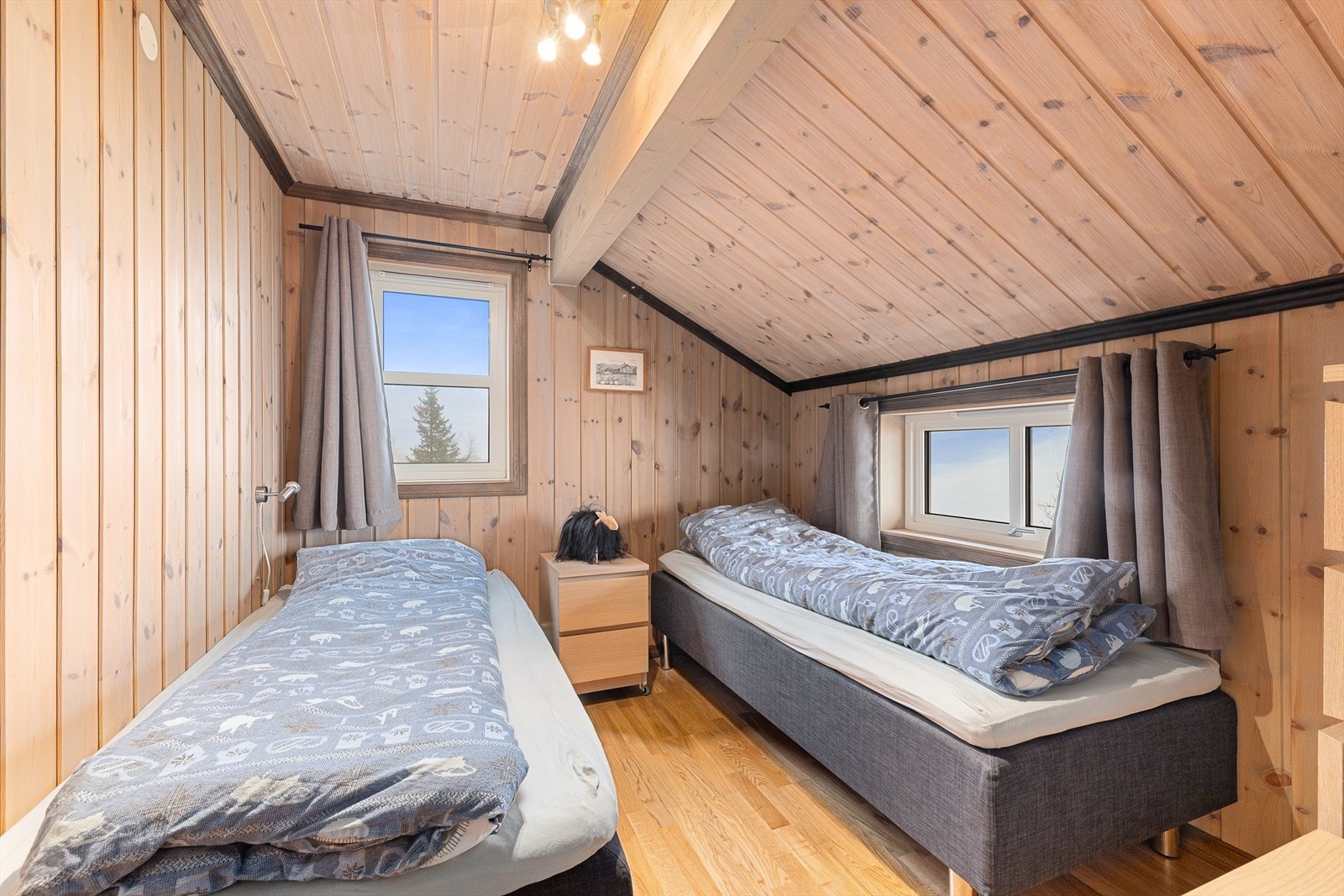 Soverom 3 er i dag møblert med to senger og passer perfekt som barnerom. Det er også plass til en kommode foran sengene. Galleribilde