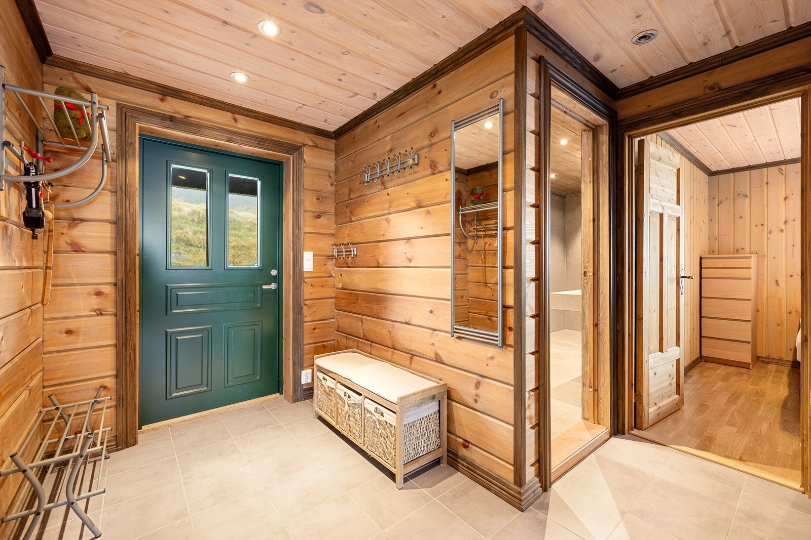 Velkommen inn! Entréen har gode oppbevaringsmuligheter for yttertøy og sko, og det er rom for en praktisk sittebenk. Galleribilde