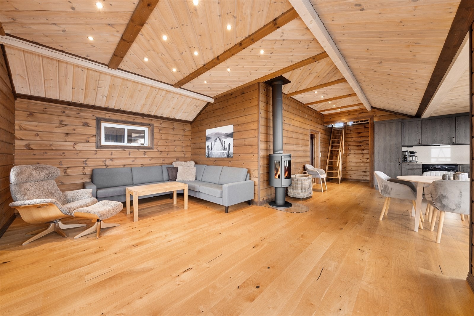 Stuen er romslig og har god plass til sofa og spisegruppe. Galleribilde