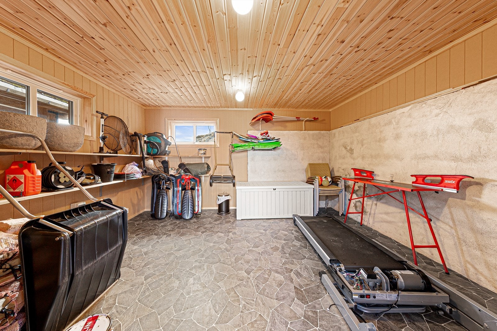 Utehuset har god plass til oppbevaring av sesongutstyr. Galleribilde