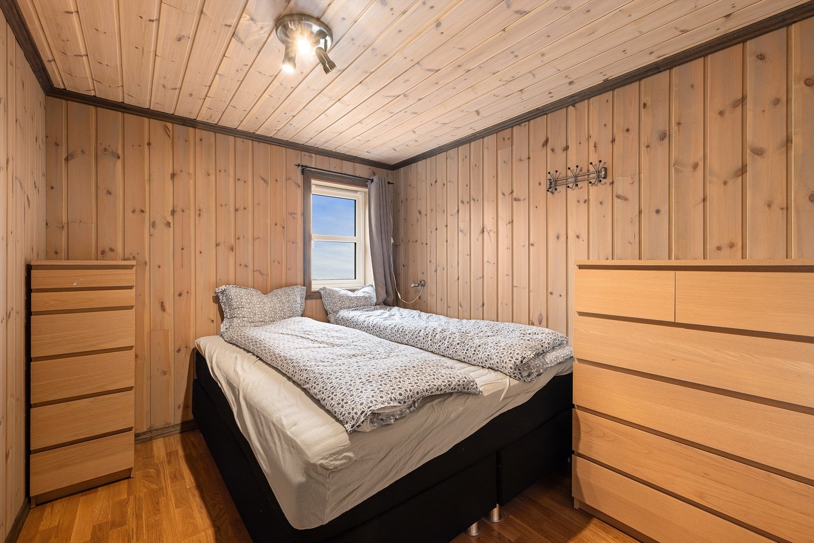 Soverom 1 har plass til en større seng og garderobeløsning. Galleribilde