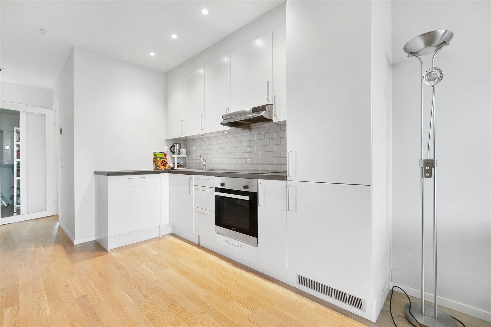 Takhøyt kjøkken fra Norema med integrerte hvitevarer Galleribilde