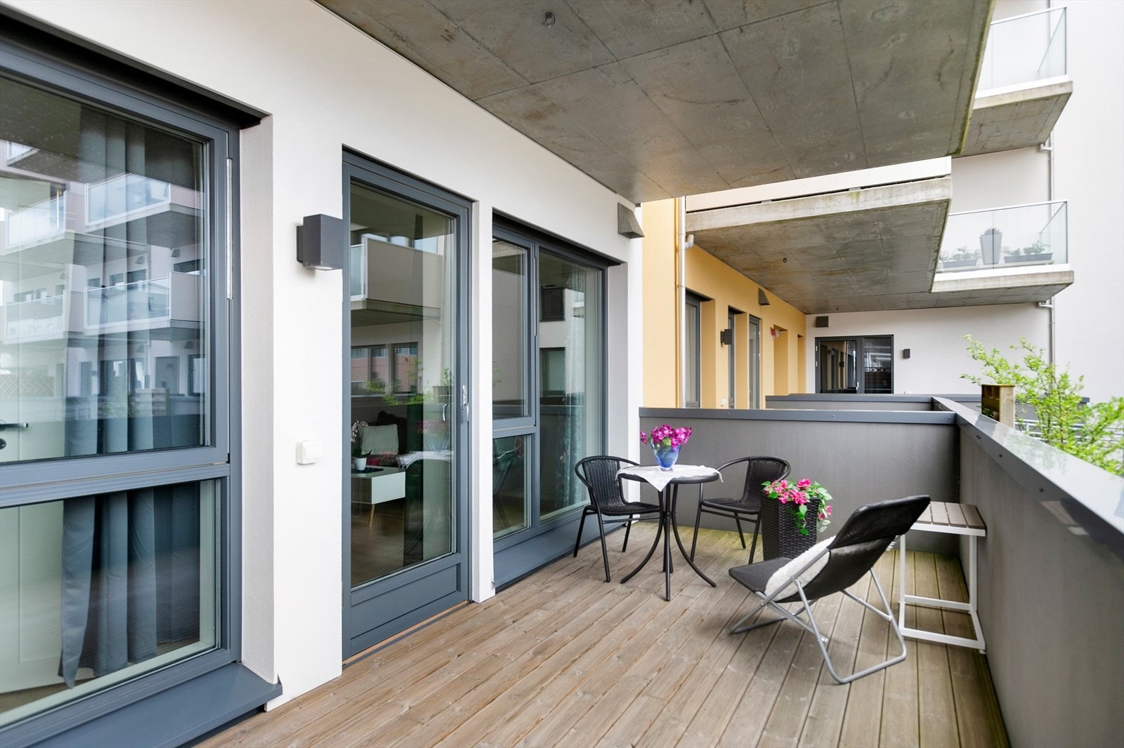 Vestvendt terrasse med gode solforhold ettermiddag/kveld Galleribilde