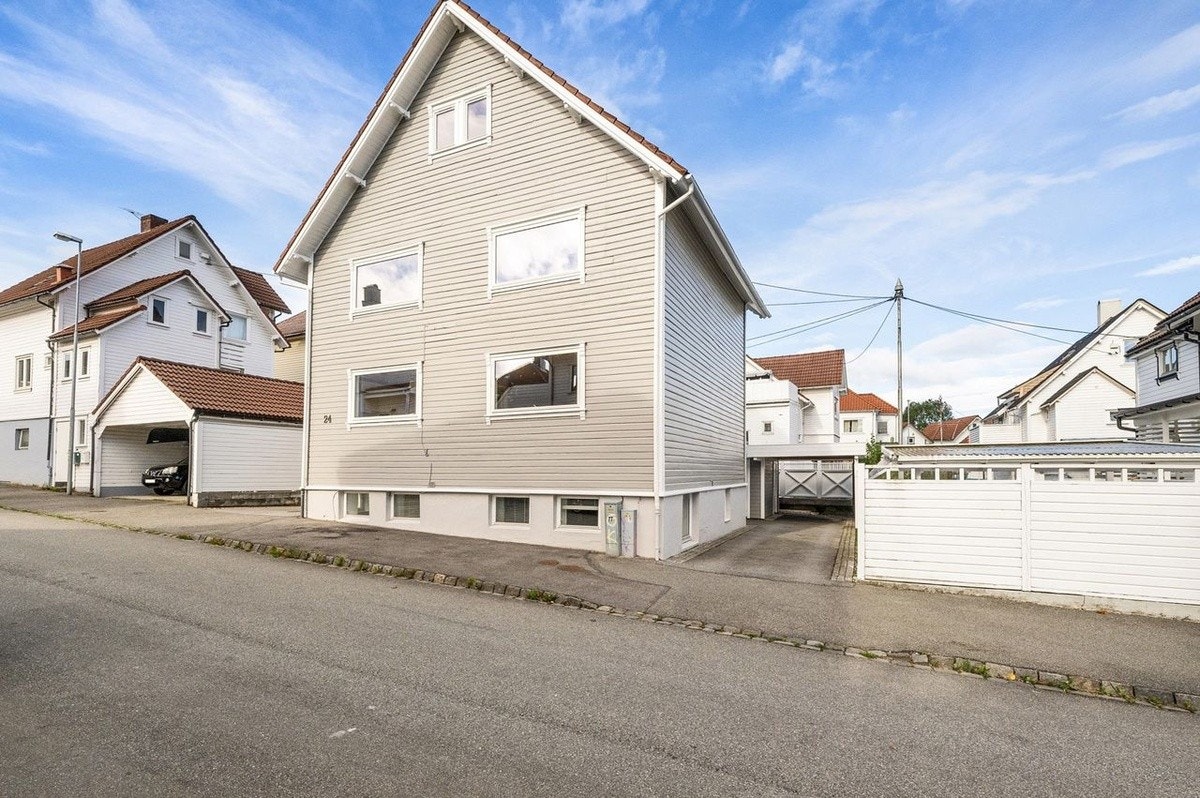 Bolig sett fra gateplan Galleribilde