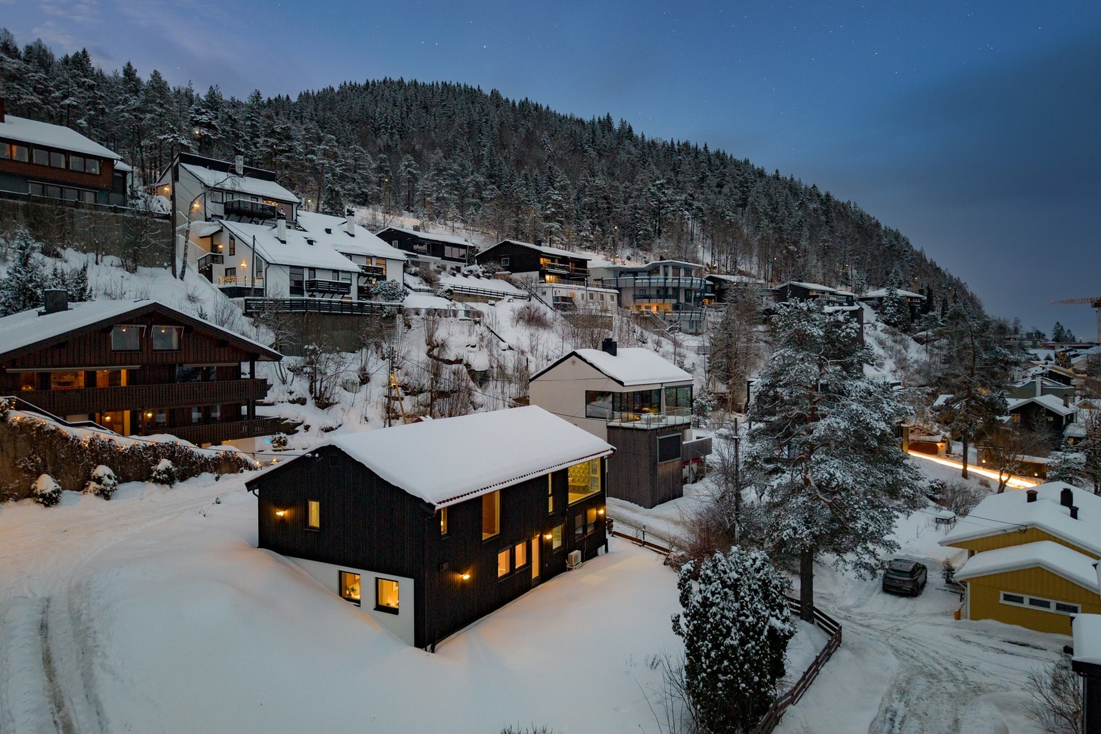 Boligen har en romslig tomt Galleribilde