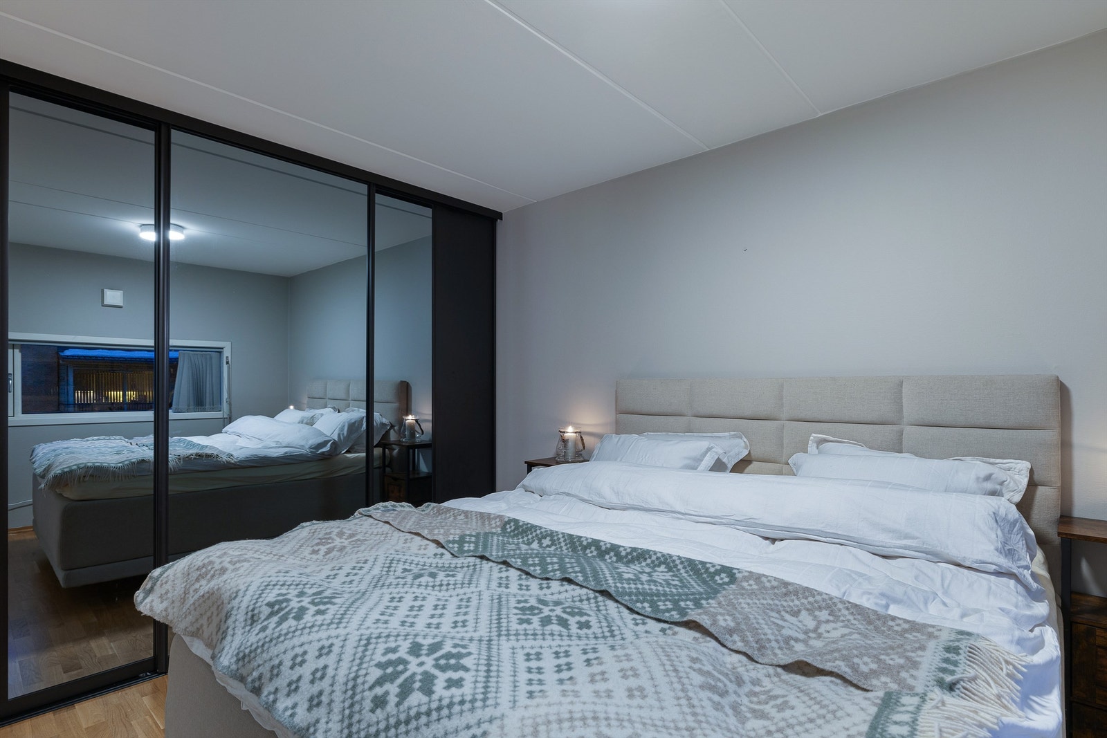 En stor skyvedørsgarderobe med speilfronter gir rikelig med oppbevaringsplass. Galleribilde